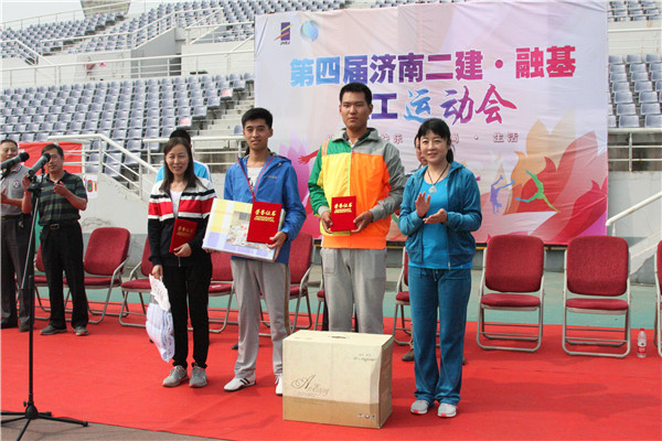 3杨莹副董事长为获得趣味项目踢毽子比赛第一名的六分公司代表队杨猛、第二名的七分公司代表队刘希强、第三名的集团公司代表队潘爱华颁发证书和奖品_副本