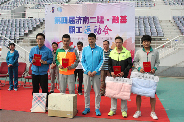 4商卫执行总经理为获得男子组100米比赛第一名的六分公司代表队高继彬、第二名的七分公司代表队马方志、第三名的直属项目联队卢长伦、三分公司代表队全盛荣颁发证书和奖品_副本