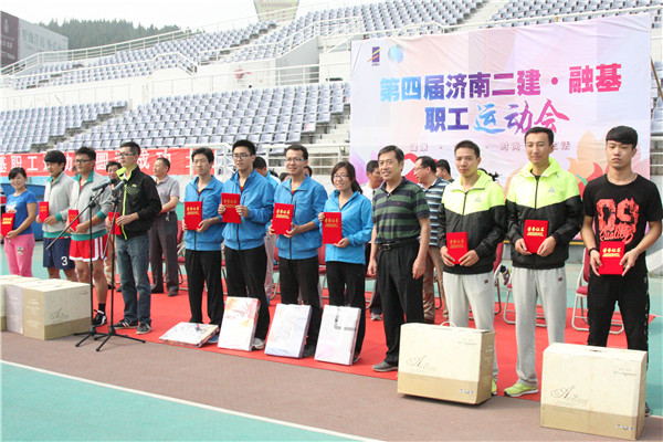 6曹怀武副总经理为获得4 X 100米比赛第一名的六分公司代表队、并列第二名的三分公司代表队、直属项目联队、第三名的集团机关代表队颁发证书和奖品_副本