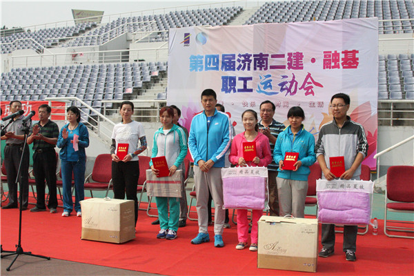 5商卫执行总经理为获得趣味项目跳绳比赛第一名的专业造价公司代表队李娜、并列第二名的五分公司代表队张金芸、直属项目联队马惠姝、并列第三名的七分公司代表队李易宁、一分公司代表队李振颁发证书和奖品_副本