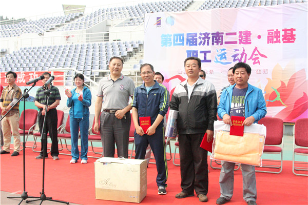 9王炳臣副总经理为获得趣味项目蒙眼拆装卡扣比赛第一名的四分公司代表队赵方亮、第二名的专业造价公司代表队刘明本、第三名的六分公司代表队王端伦颁发证书和奖品_副本