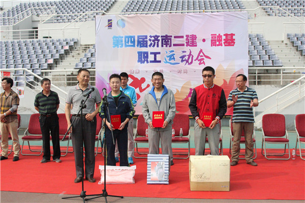 8王炳臣副总经理为获得男子组800米比赛第一名的十分公司李志刚、第二名的八分公司代表队黄家园、第三名的专业造价公司联队李传旺颁发证书和奖品_副本