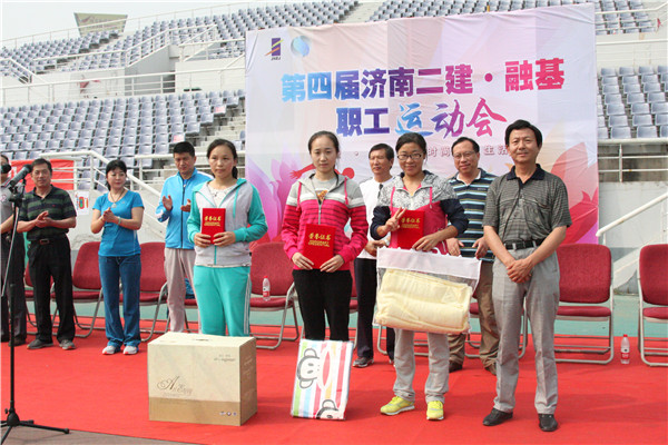 10张立升副总经理为获得女子组800米比赛第一名的十分公司王珍、第二名的专业造价公司联队石贤红、第三名的三分公司代表队杨红梅颁发证书和奖品._副本