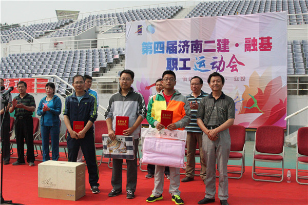 11张立升副总经理为获得趣味项目沙包掷准比赛第一名的一分公司代表队李振、第二名的专业造价公司代表队刘明本、第三名的七分公司代表队姜明强颁发证书和奖品_副本