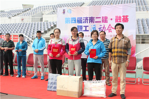 13王同河副总经理为获得女子组跳远比赛第一名的十分公司代表队王珍、第二名的三分公司代表队张静、第三名的六分公司代表队张萌颁发证书和奖品_副本