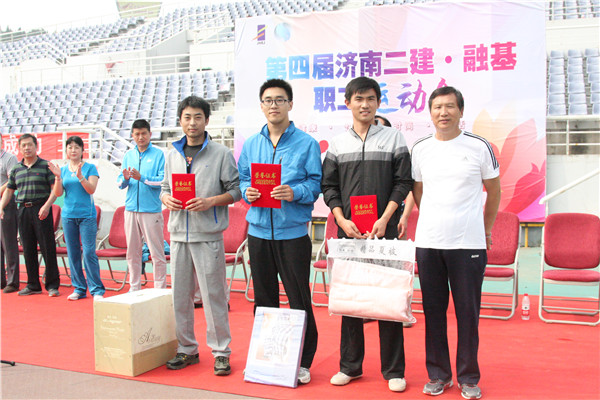 12张玉冬副总经理为获得男子组跳远比赛第一名的六分公司代表队高继彬、第二名的十分公司代表队王佳、第三名的四分公司代表队赵兴阳颁发证书和奖品_副本