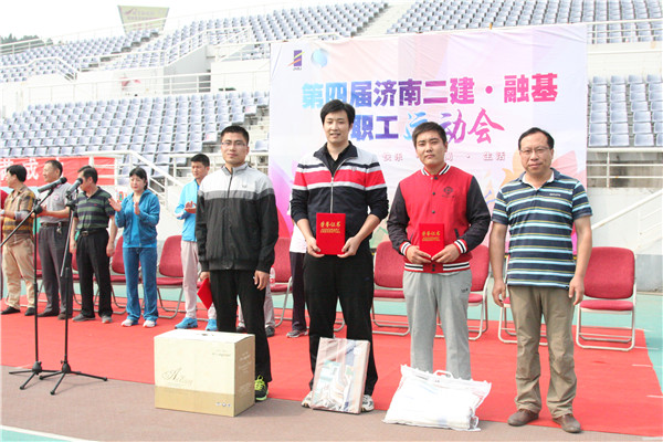 14宋立新副总经理为获得男子组铅球比赛第一名的集团公司代表队王可尧、第二名的四分公司代表队胡庆涛、第三名的八分公司代表队刘虎颁发证书和奖品_副本