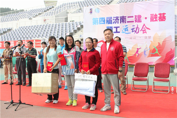 15寇学武副总经理为获得女子组铅球比赛第一名的三分公司代表队慈慧敏、第二名的直属项目联队宋丽丽、第三名的二分公司代表队娄永红颁发证书和奖品_副本