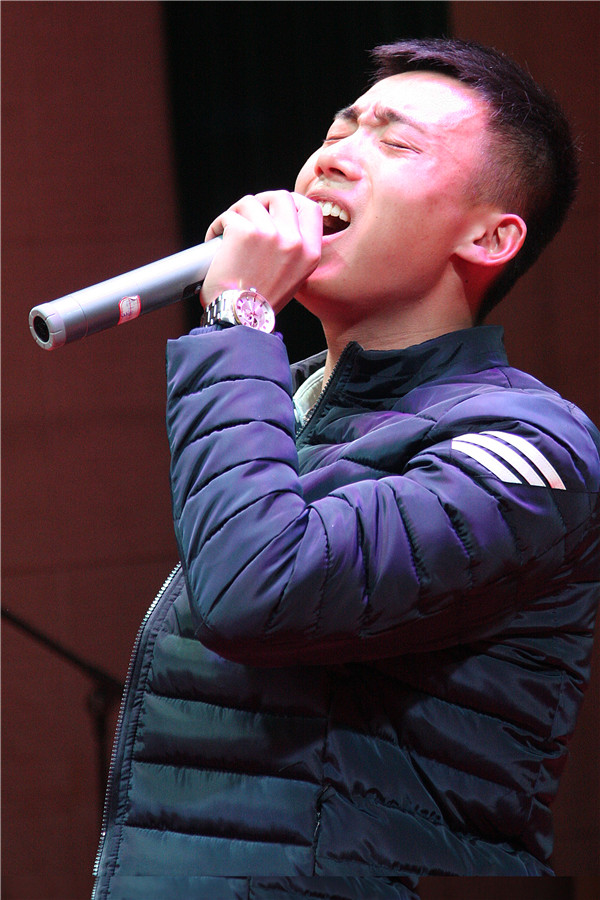 14独唱 《海阔天空》直属西彩石项目部 (苗炎林)_副本