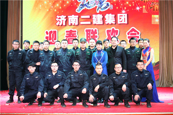 杨莹副董事长与先锋突击队队员合影_副本