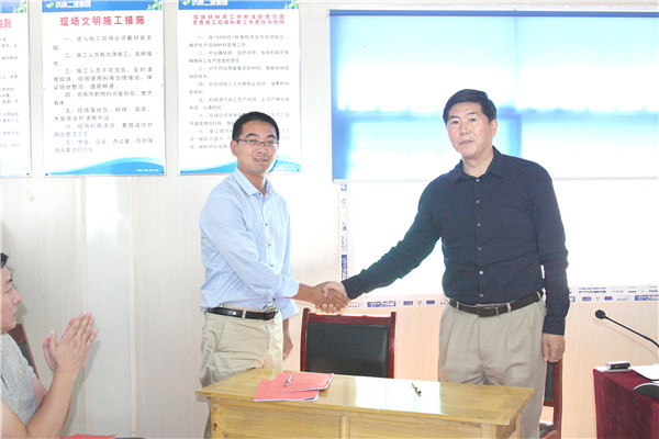 6王董事长与西沙安置房执行项目经理吕志伟就西沙王庄村村民安置房建设项目签订了《项目目标责任书》_副本