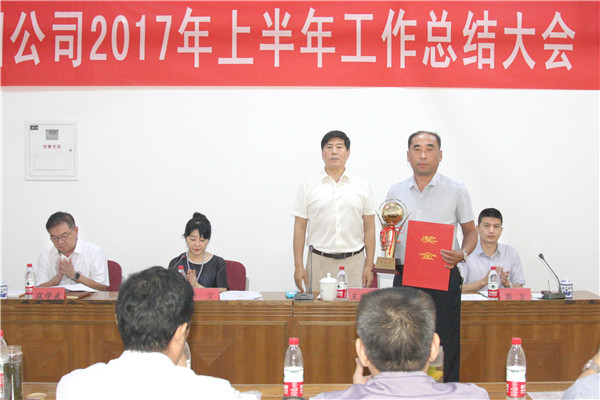 3王董事长为获得“泰山杯”工程奖的四分公司养老服务中心项目颁发奖杯和奖金_副本