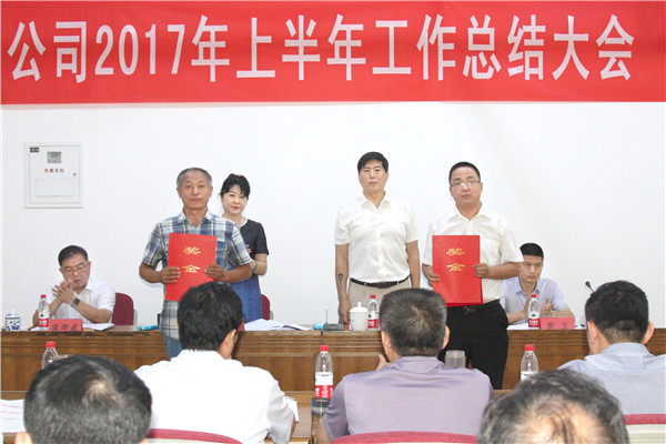 8王董事长、杨莹副董事长分别为获得“山东省建筑施工安全文明标准化工地”称号的的三分公司恒大翡翠华庭项目部、六分公司恒大绿洲项目部颁发奖金_副本