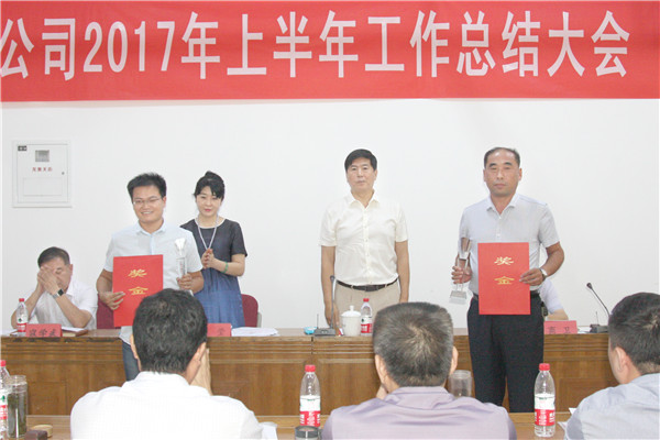 7王董事长、杨莹副董事长分别为获得“山东省建筑工程优质结构”工程奖的四分公司养老服务中心项目部、五分公司雪山项目部颁发奖杯和奖金_副本