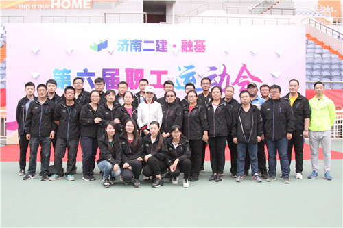 19.杨莹副董事长与运动会服务人员合影_副本