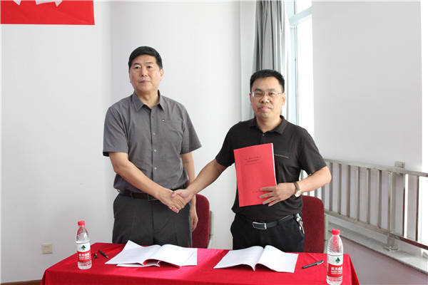 2.王董事长与六分公司经理余建文签订趵突泉酒厂二期工程《项目目标责任书》_副本