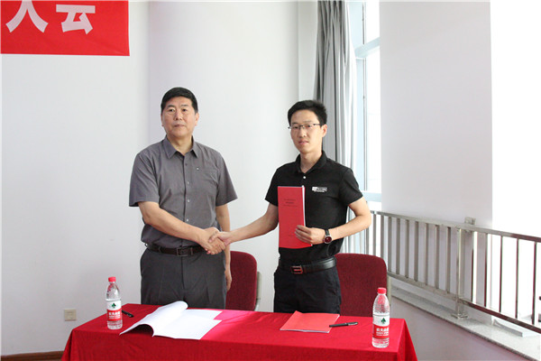 5.王董事长与直属公司经理圣伟签订马山镇多村整合工程总承包(EPC)《项目目标责任书》_副本