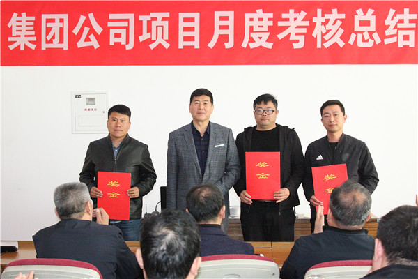 2.王董事长为获得3月份完成工期综合奖的惠民碧桂园、商河碧桂园、趵突泉酒厂项目部颁发奖金_副本