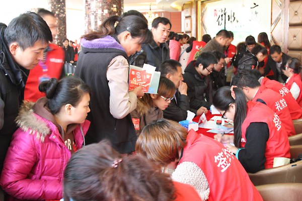 2火爆的“御水山庄”楼盘销售现场