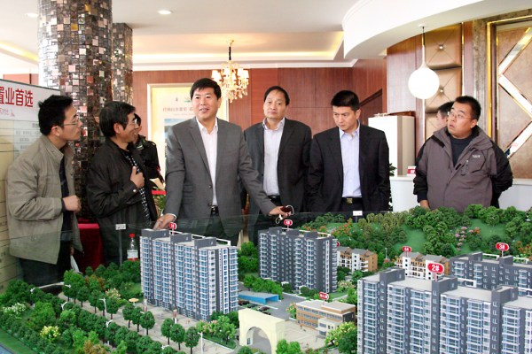1开盘当日，王董事长等集团领导在楼盘销售现场