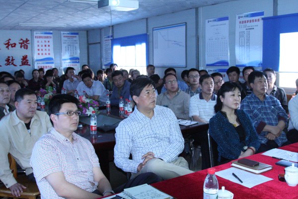 4.集团公司领导及与会人员观看八分公司尚品·燕园项目信息化管理演示