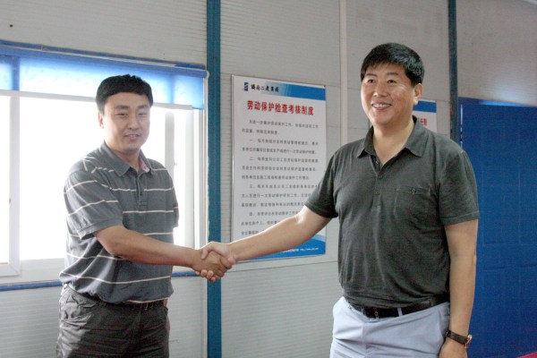 3王董事长与第一工程分公司蔡元宝经理签订工程目标责任书