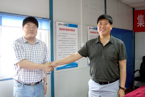 4王董事长与第十工程分公司侯保健经理签订工程目标责任书