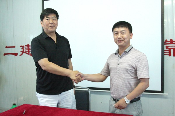 1王董事长与第三工程分公司经理肖云签订报业集团人才公寓项目地块B工程《项目目标责任书》