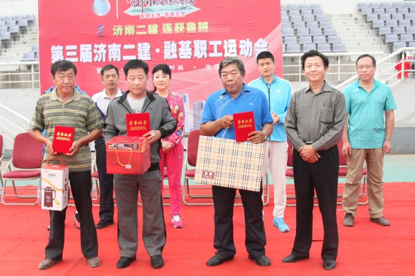 10张立生副总经理为获得趣味项目蒙眼拆装卡扣比赛第一名的五分公司代表队王端伦、第二名的直属项目联队代表队靳学良、第三名的九分公司代表队沈志强颁发证书和奖品