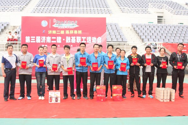 6曹怀武副总经理为获得4 X 100米比赛第一名的六分公司代表队、第二名的集团公司机关代表队、第三名的十分公司代表队颁发证书和奖品