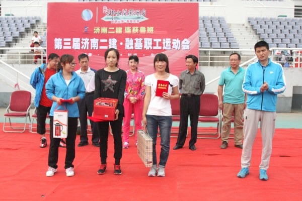 4商卫执行总经理为获得女子组100米的十分公司代表队王珍、第二名的六分公司代表队刘利霞、第三名的二分公司代表队王丹丹颁发证书和奖品