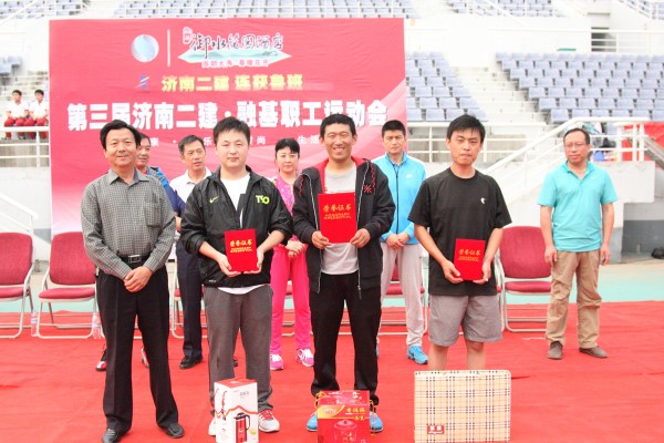 8张立生副总经理为获得男子组800米比赛第一名的十分公司代表队李志刚、第二名的专业、五有限公司联队代表队李传旺、第三名的东营分公司代表队马栋栋颁发证书和奖品