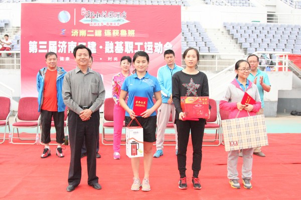 9张立生副总经理为获得女子组800米比赛第一名的十分公司王珍、第二名的九分公司代表队展慧、第三名的五分公司代表队吴倩颁发证书和奖品