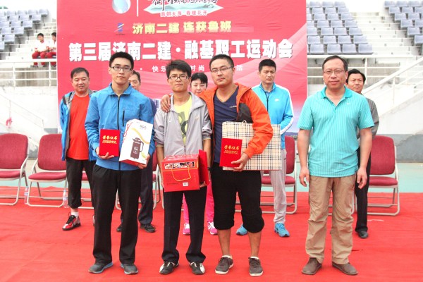 11宋立新副总经理为获得男子组跳远比赛第一名的集团公司代表队刘金超、第二名的六分公司代表队高纪彬、第三名的八分公司代表队殷亮颁发证书和奖品