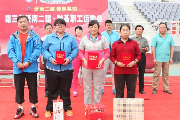 15寇学武副总经理为获得女子组铅球比赛第一名的五分公司代表队宋丽丽、第二名的六分公司代表队吉卓、第三名的二分公司代表队娄永红颁发证书和奖品