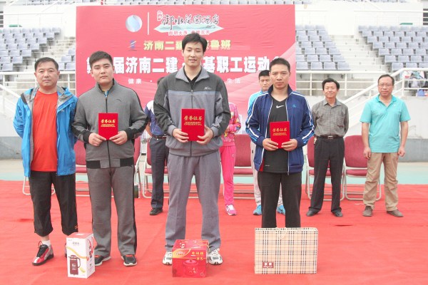 14寇学武副总经理为获得男子组铅球比赛第一名的集团公司机关代表队王可尧、第二名的五分公司代表队刘虎、第三名的三分公司代表队全盛荣颁发证书和奖品