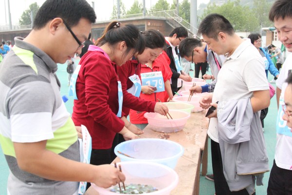 20.筷子夹玻璃球比赛