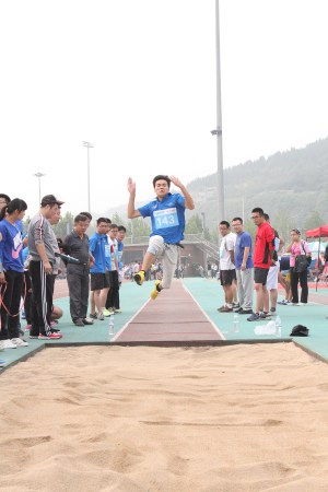 13.男子跳远比赛