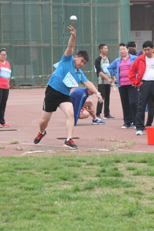 15.男子铅球比赛