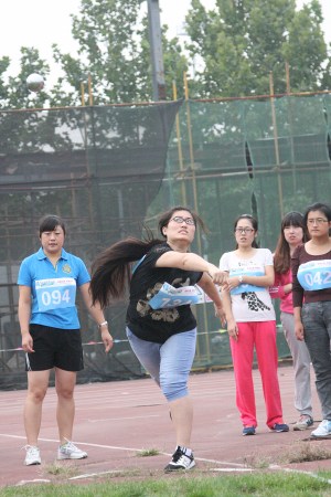 16.女子铅球比赛
