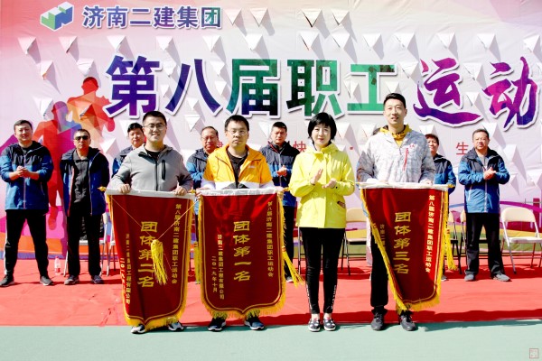 1.杨莹副董事长为获得团体第一、二、三名的六分公司、集团公司机关、五分公司颁发锦旗