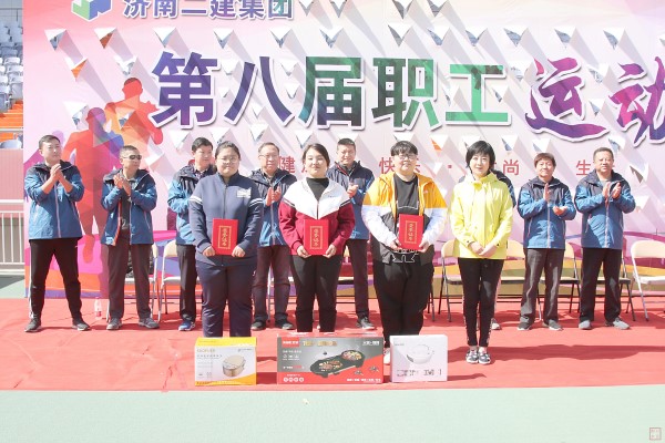 2.杨莹副董事长为获得女子组铅球比赛第一、二、三名的专业、造价公司代表队王梅、六分公司代表队吉卓、四分公司代表队商震颁发荣誉证书