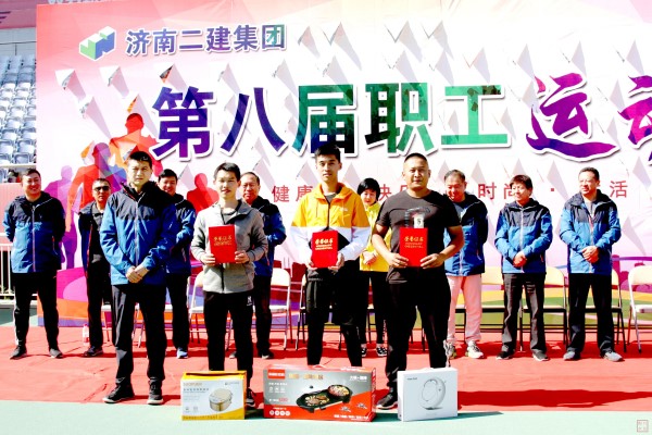 3.商卫执行总经理为获得男子组100米比赛第一、二、三名的六分公司代表队杨猛、五分公司代表队孙增伟、集团公司机关代表队姚胜法颁发荣誉证书