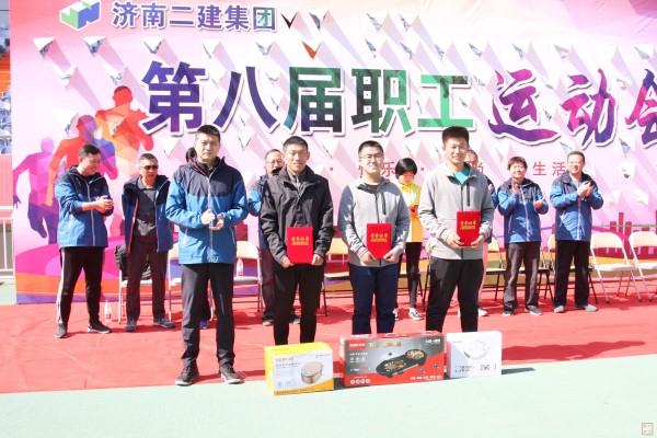 4.商卫执行总经理为获得趣味项目踢毽子比赛第一、二、三名的集团公司机关代表队王晓昆、集团公司机关代表队张致錞、七分公司代表队李志刚颁发荣誉证书