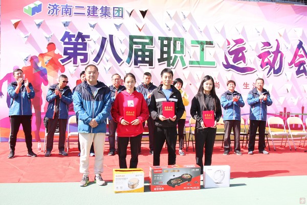 6.寇学武常务副总经理为获得趣味项目背对背夹气球跑比赛第一、二、三名的十分公司代表队、十一分公司代表队、一分公司代表队颁发荣誉证书