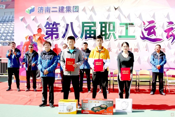 7.张立昇副总经理为获得男子组4 X 100米比赛第一、二、三名的六分公司代表队、五分公司代表队、集团公司机关代表队颁发荣誉证书