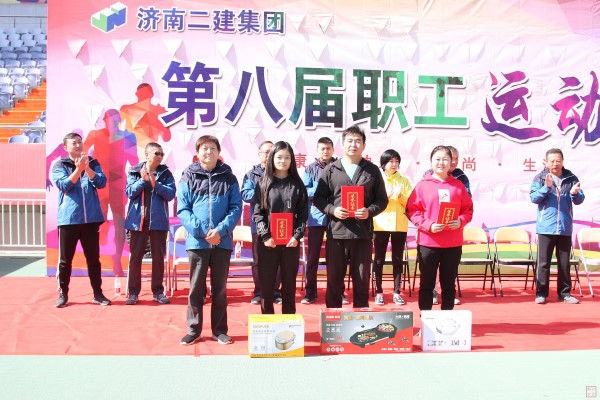 8.张立昇副总经理为获得趣味项目三人四足比赛第一、二、三名的五分公司机关代表队、一分公司代表队、十一分公司代表队颁发荣誉证书