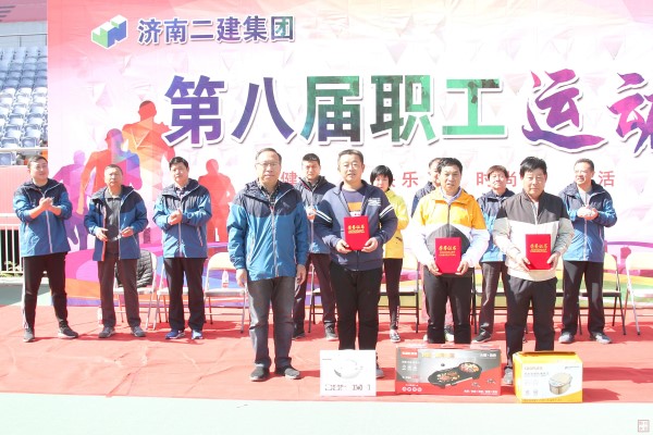 10.宋立新副总经理为获得趣味项目蒙眼卡扣比赛第一、二、三名的六分公司代表队于培营、四分公司代表队赵方亮、直属项目联队2队代表队王端伦颁发荣誉证书