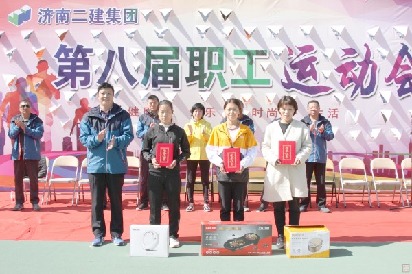 11.吴永平副总经理为获得女子组800米比赛第一、二、三名的六分公司代表队张丽丽、十一分公司代表队李蕊、融基公司代表队刘阳颁发荣誉证书