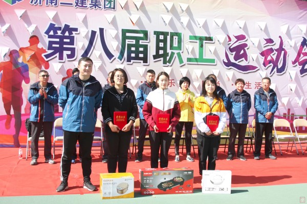 14.费腾副总经理为获得女子组跳远比赛第一、二、三名的专业、造价公司代表队杨中玉、六分公司代表队刘保红、二分公司代表队慈惠敏颁发荣誉证书